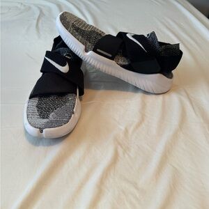 Nike Free RN Motion Flyknit Shoes Mens Size 10 Black White Strap Running